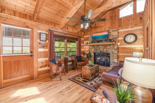 View Cozy Private Fireplace Hot Tub
