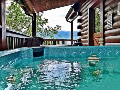 Gorgeous View Cabin Hot Tub Privacy Fireplace Pool Fishing Access