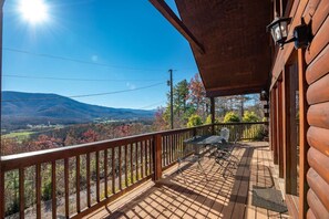Un pontile di legno con vista su un paesaggio montuoso.