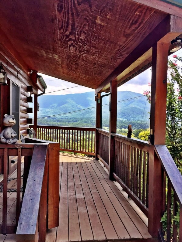 Un terrazzo in legno con vista sulle montagne.
