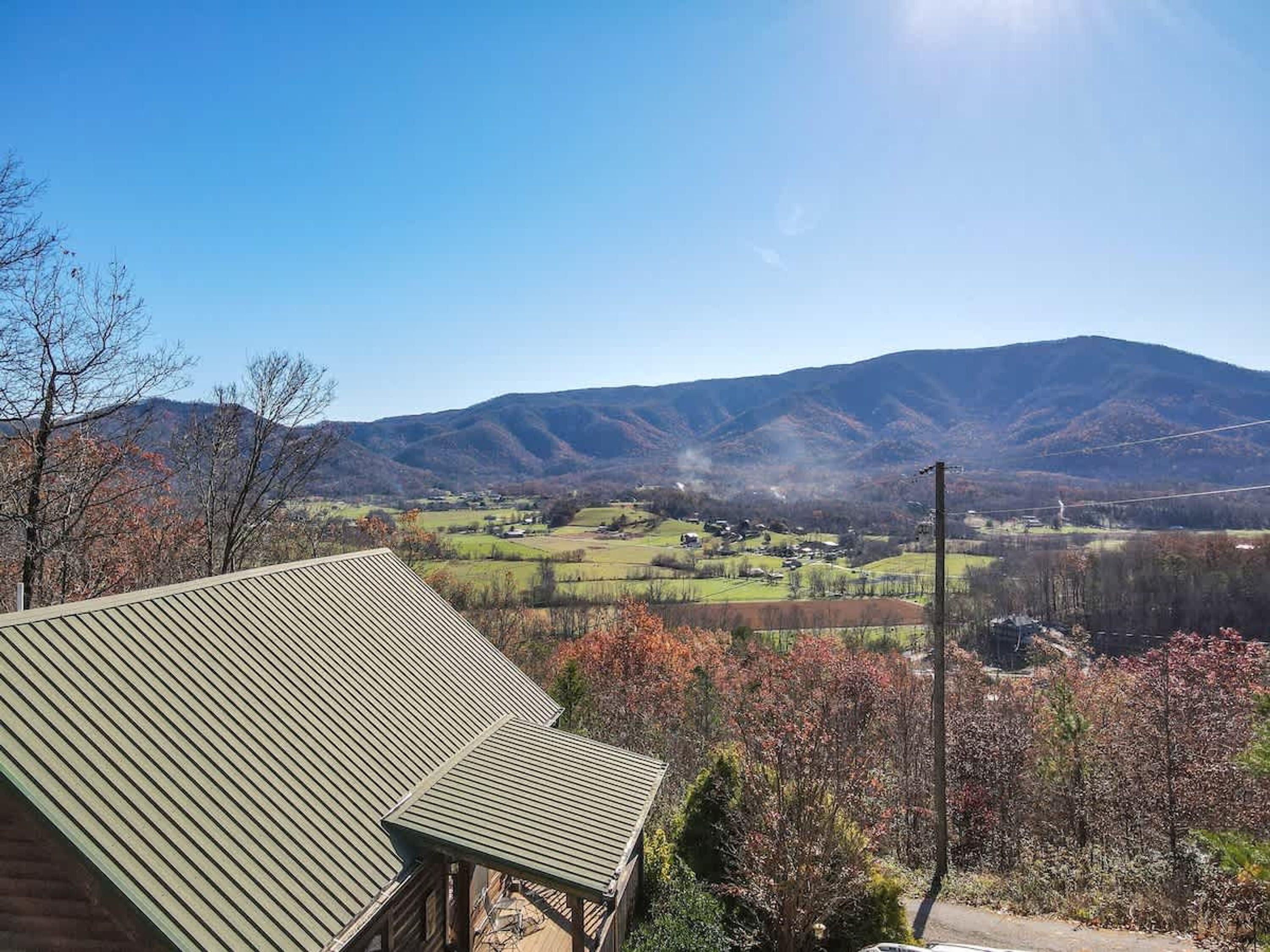Une vue sur un paysage montagneux, avec un ciel dégagé.