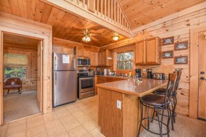 Room - Gorgeous View Cabin Hot Tub Privacy Fireplace Pool Fishing Access (Sevierville)