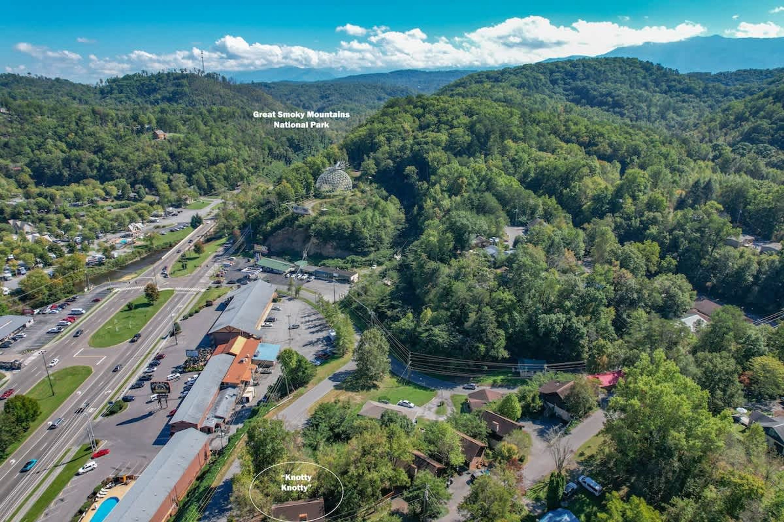 Vista aerea del Parco Nazionale delle Great Smoky Mountains, con un parcheggio e degli edifici.