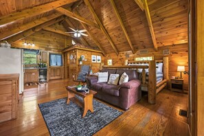 1 bedroom, Internet - Private Studio Log Cabin Hot Tub Fireplace Relax (Sevierville)