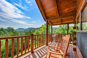 Suite | 1 bedroom, Internet - View Location 2 Fireplaces Hot Tub Honeymoon (Sevierville)