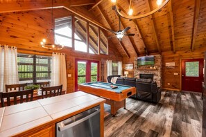 Suite - View-location-hot Tub-pool Table-3 Fireplaces (Sevierville)