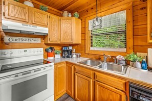 Suite | 2 bedrooms, Internet - View-location-hot Tub-2 Fireplaces-jacuzzi-arcade (Sevierville)