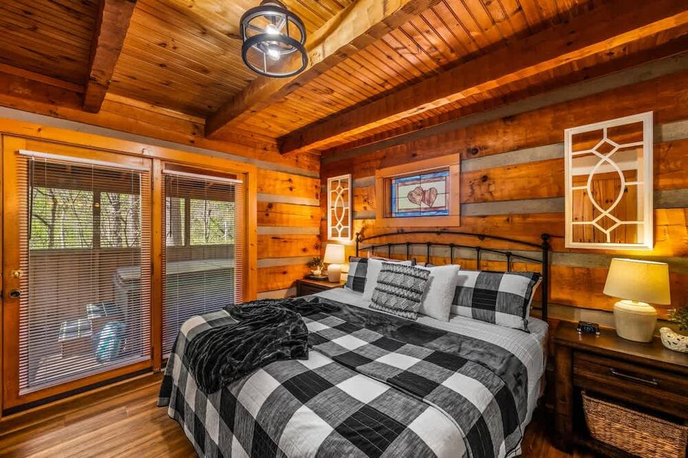 Quiet-hot Tub-fireplace-honeymoon-hiking-relax