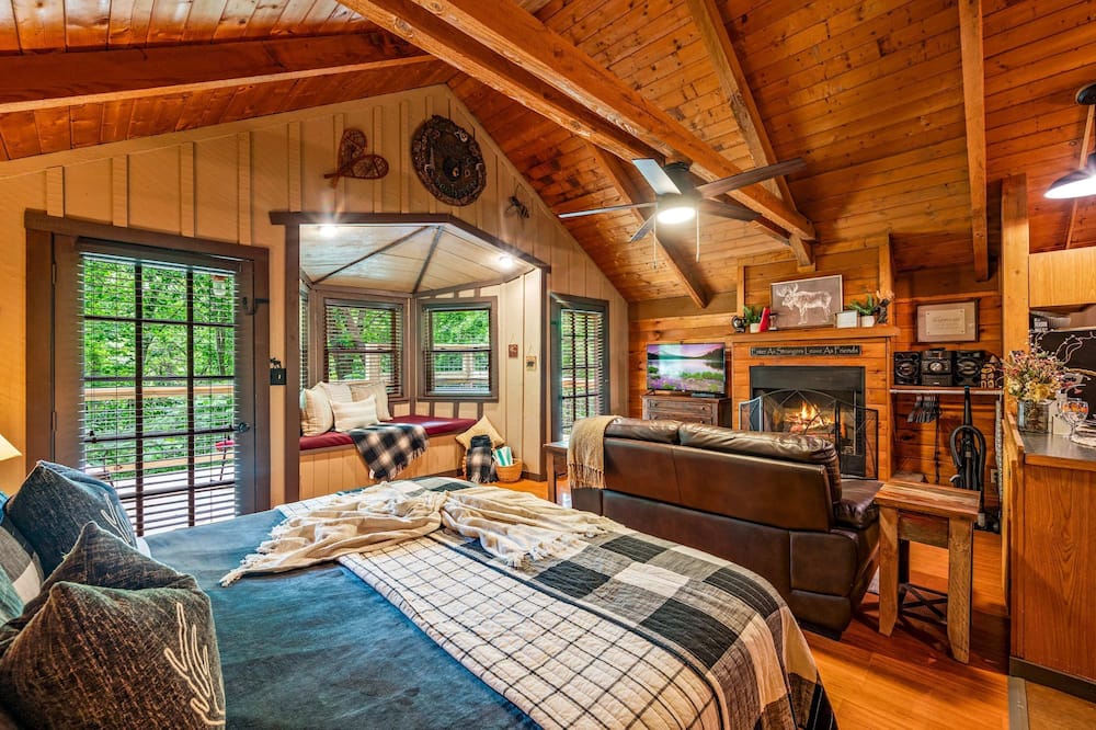 Secluded Cabin in the Woods-hot Tub-quiet-fireplace-honeymoon