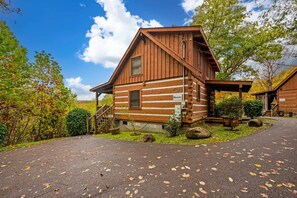 Suite - Hot Tub Pool Table Fireplace Views Relax (Sevierville)