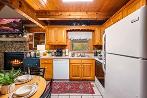 Suite - Hot Tub Pool Table Fireplace Views Relax (Sevierville)