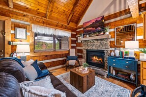 Suite - Hot Tub Pool Table Fireplace Views Relax (Sevierville)