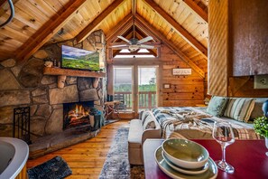 House | 1 bedroom, Internet - Hot Tub Cute Studio Cabin Views Private Relax (Sevierville)