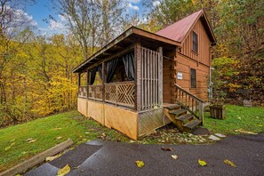 Room - Hot Tub View Pool Table Fireplace Honeymoon (Sevierville)