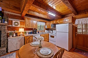 Suite - Hot Tub View Pool Table Fireplace Honeymoon (Sevierville)