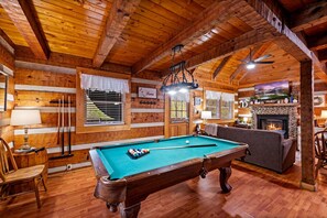 Suite - Hot Tub View Pool Table Fireplace Honeymoon (Sevierville)