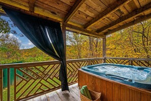 Room - Hot Tub View Pool Table Fireplace Honeymoon (Sevierville)