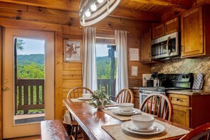 House | 2 bedrooms, Internet - Nice View Log Cabin Fireplace Hot Tub Pool Table (Sevierville)