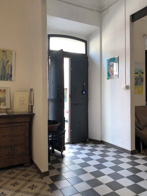 Interior - Artist's house with patio, 12 km from the beach, ideal for a group of 8. (Narbolia)