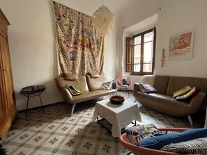 Living area - Artist's house with patio, 12 km from the beach, ideal for a group of 8. (Narbolia)