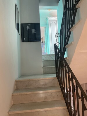 Interior - Artist's house with patio, 12 km from the beach, ideal for a group of 8. (Narbolia)