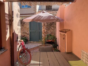 Outdoor dining - Artist's house with patio, 12 km from the beach, ideal for a group of 8. (Narbolia)