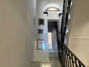 Interior - Artist's house with patio, 12 km from the beach, ideal for a group of 8. (Narbolia)