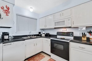 Apartment | Private kitchen - Las Palmas 114- Pool BBQ Short Walk to Beach (Gulf Shores)