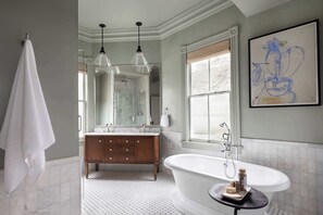 Shower, hair dryer, towels, soap - Historic Restoration | Whitefield Square (Savannah)