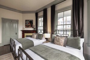 6 bedrooms, desk, iron/ironing board, free WiFi - Historic Restoration | Whitefield Square (Savannah)