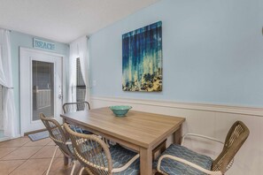 Room - Sandpiper 1C- Stylish Gulf-side Affordable (Gulf Shores)