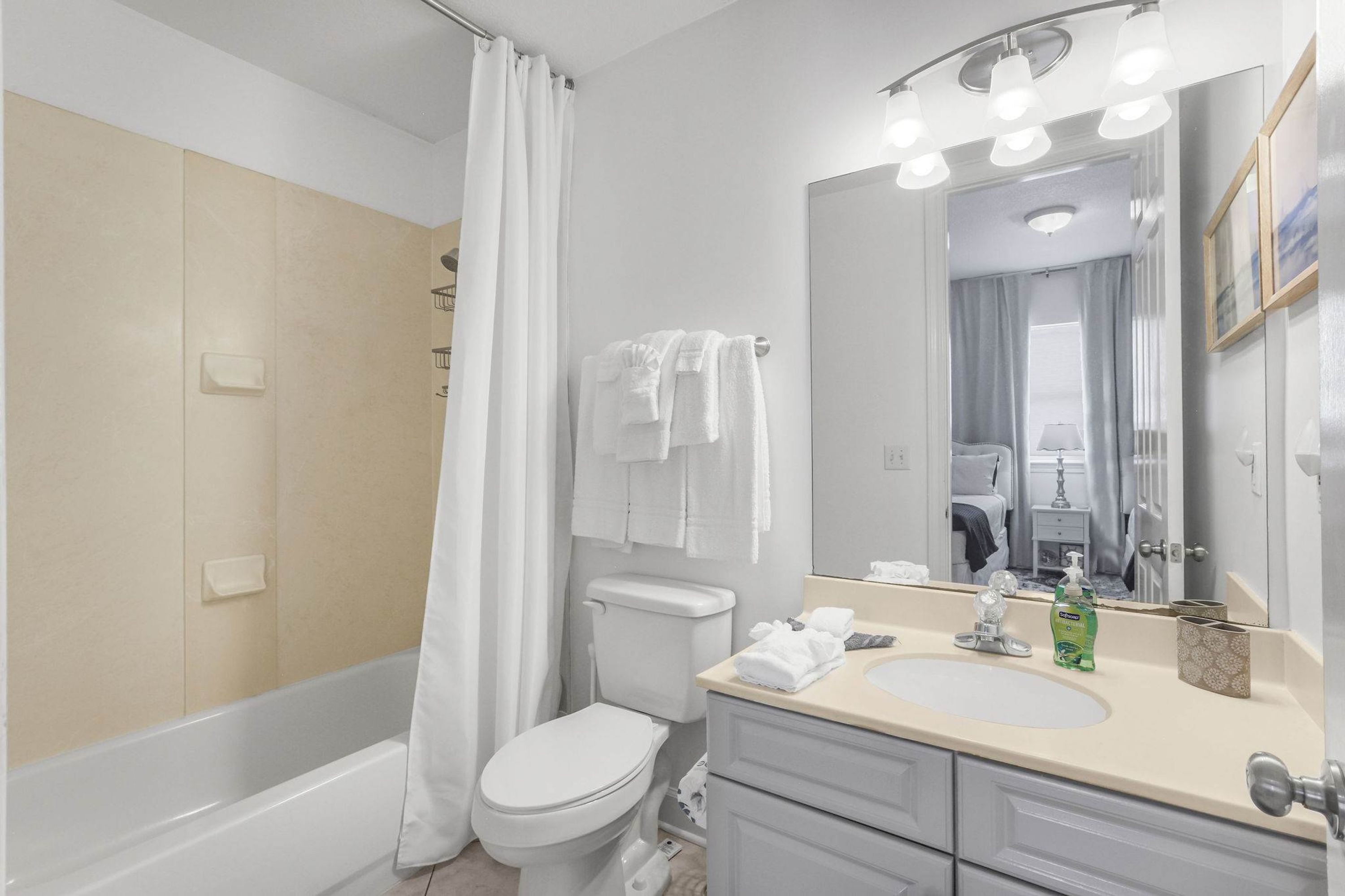 Un baño moderno con bañera, inodoro y tocador.
