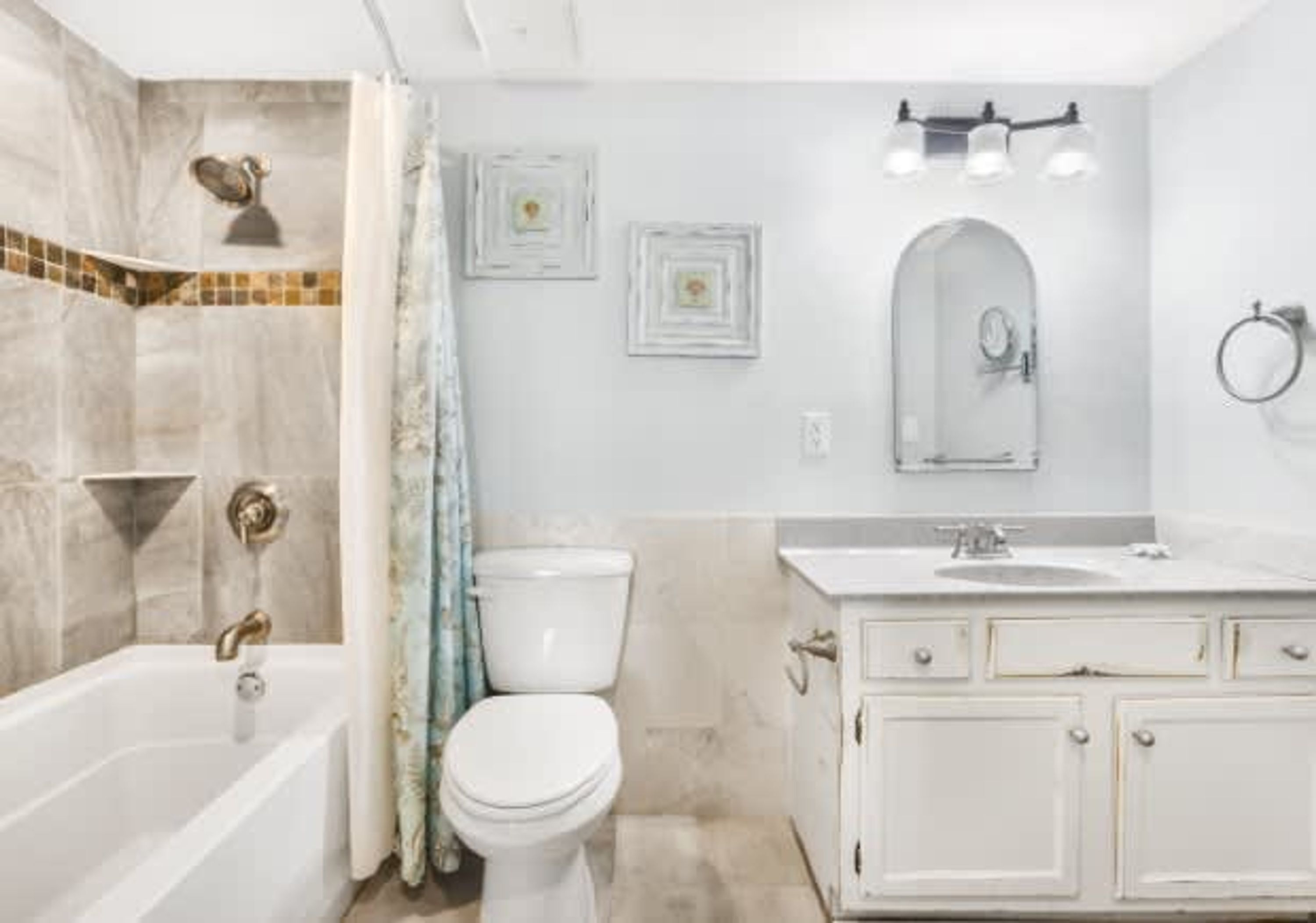 Une salle de bain avec une baignoire, des toilettes et un meuble-lavabo.