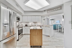 Apartment | Private kitchen - Windward Pointe 804- Sleeps 10 Beachfront Resort Amenities (Orange Beach)