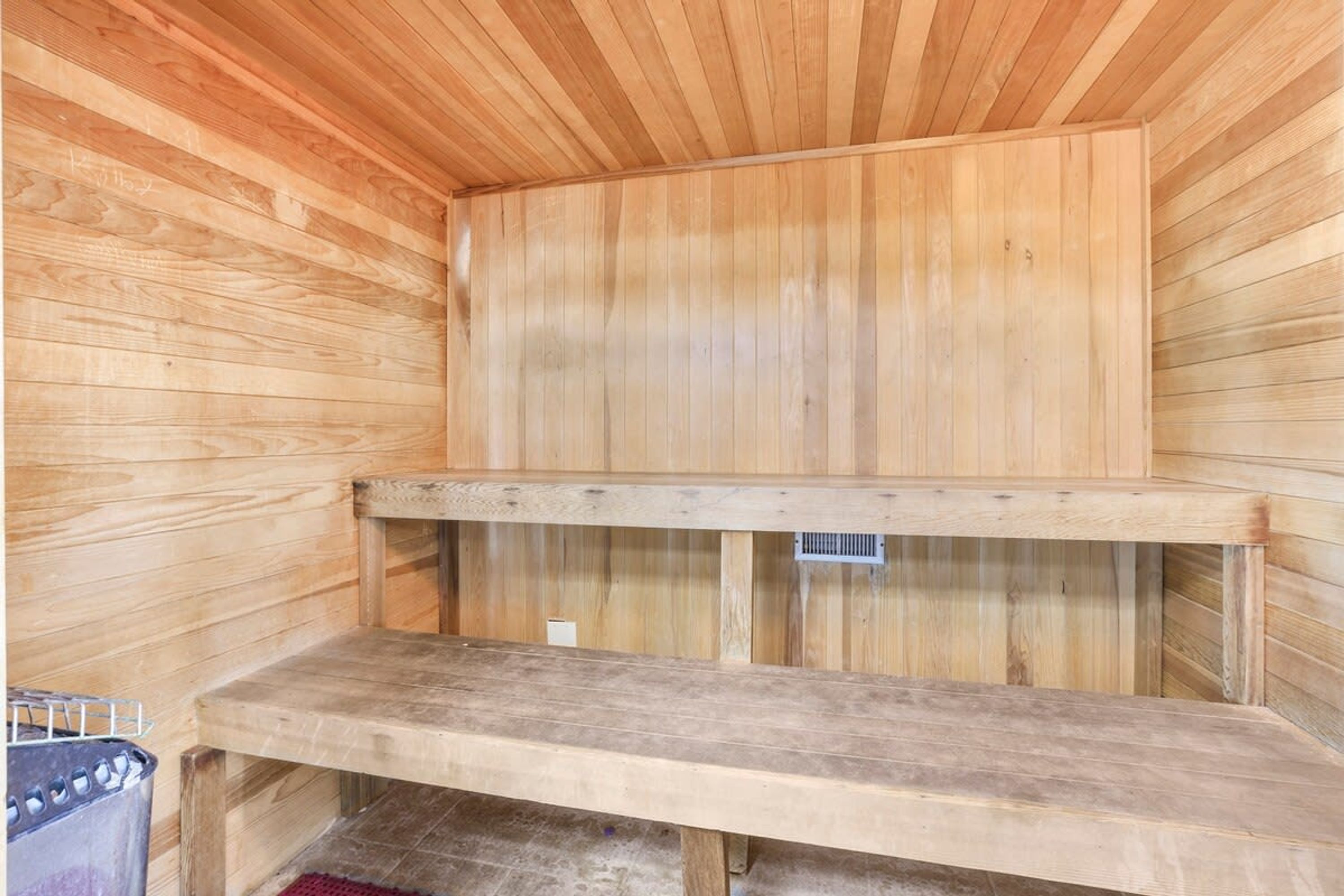 Ein Saunaraum mit Holzwänden und -bänken.