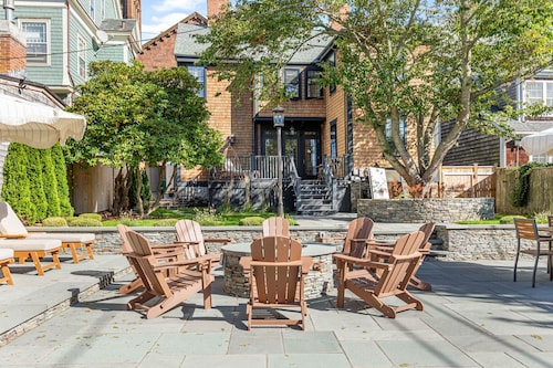 The Royce on Spring - High-end Family Getaway in Newport