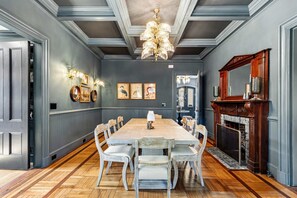 Room - Harborview Suite Harbor Views Timeless Luxury (Newport)