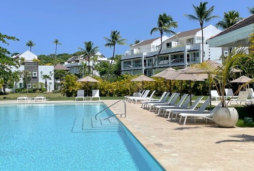 The Beach View Playabonita Beachfront Pool