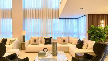 House | 4 bedrooms, desk