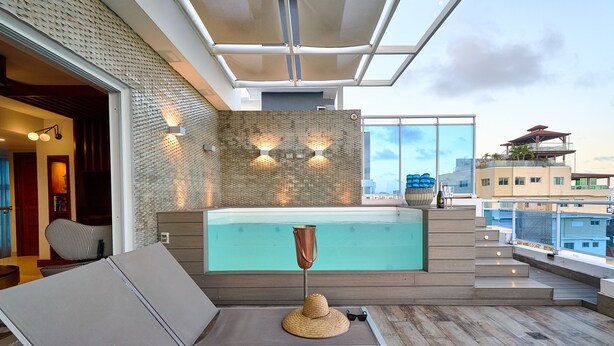 A rooftop terrace with a pool, lounge chairs, and a sunbed. - Acqualina s View Santo Domingo (Santo Domingo)