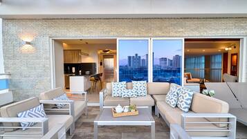 House | 4 bedrooms, desk
