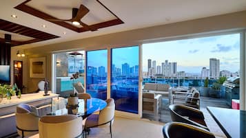 House | 4 bedrooms, desk
