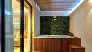 A modern bathroom with a wooden bathtub, a green wall, and a glass door leading to a living area. - Peaceful Retreat Downtownsd Hottub Gym Family (Santo Domingo)