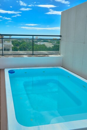 Ein Pool auf dem Dach mit freiem Blick auf die Stadt.