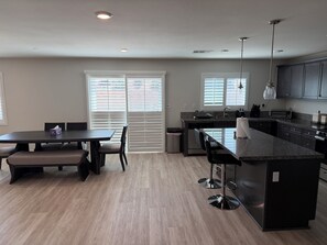 Dining - Spacious 4-bedroom house in tranquil Fontana with AC and gym (Fontana)