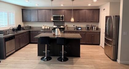 Spacious 4-bedroom house in tranquil Fontana with AC and gym