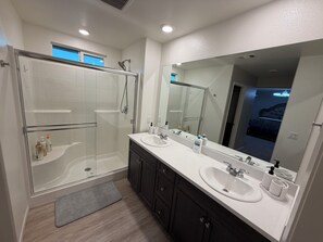 Hair dryer, towels, soap, toilet paper - Spacious 4-bedroom house in tranquil Fontana with AC and gym (Fontana)
