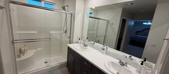 Spacious 4-bedroom house in tranquil Fontana with AC and gym