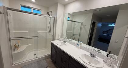 Spacious 4-bedroom house in tranquil Fontana with AC and gym