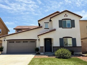 Exterior - Spacious 4-bedroom house in tranquil Fontana with AC and gym (Fontana)